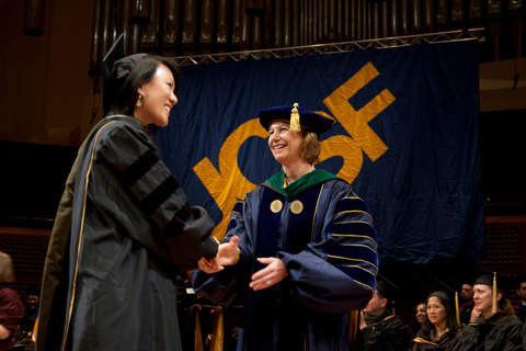 Chancellor Susan Desmond-Hellmann congratulates Linda Quan at the UCSF School of Pharmacy Commencement.
