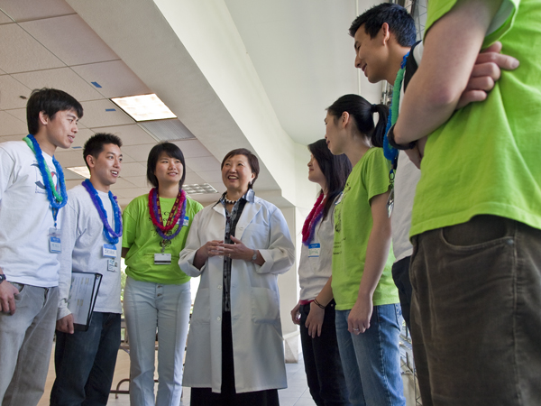 Dean Mary Anne Koda-Kimble talks with UCSF pharmacy students. 