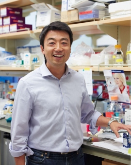 Shingo Kajimura in his lab