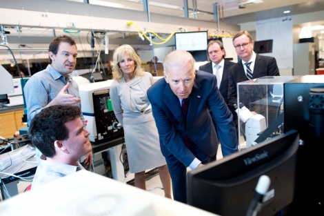 Joe and Jill Biden look at 3D printing of cells in the lab