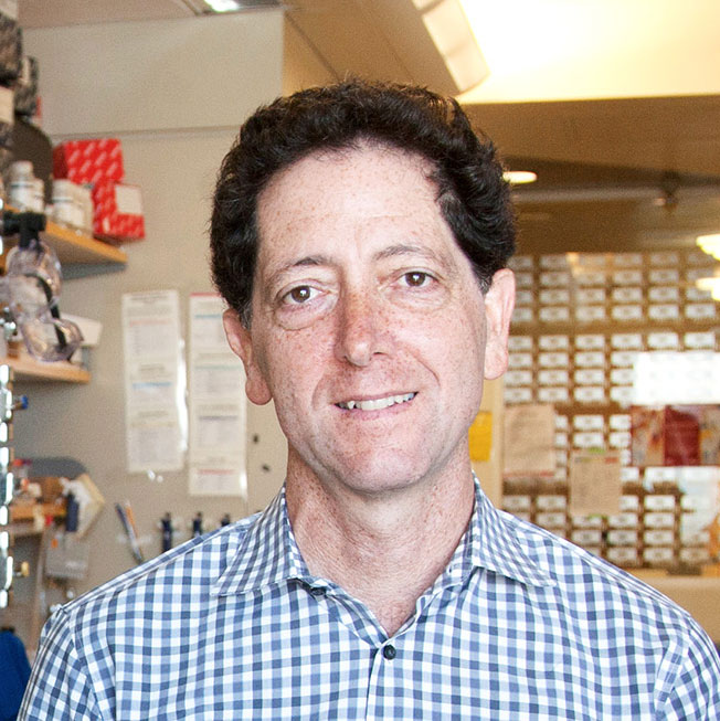 Portrait of Kevan Shokat in his lab