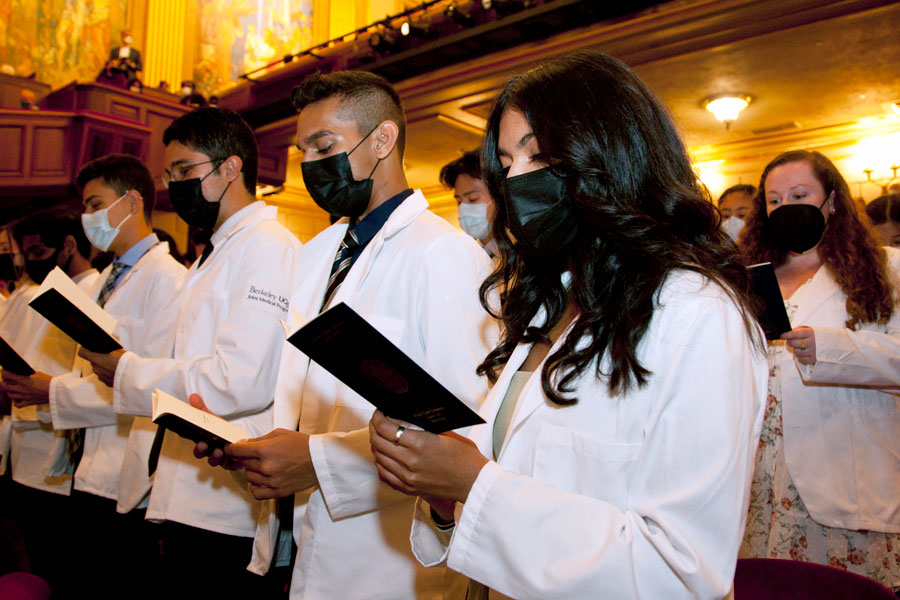 New medical students recite the Physician's Declaration at the 2022 White Coat Ceremony