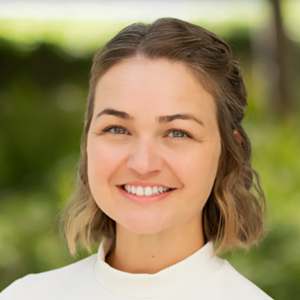 Smiling Hannah Shapiro outdoors.