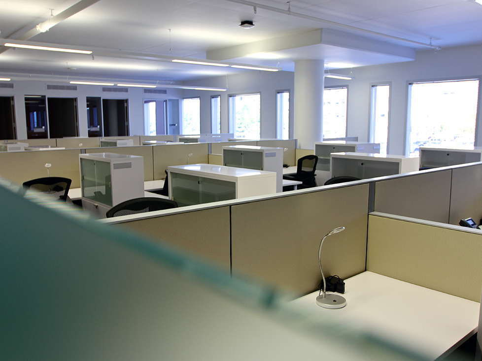 The department “neighborhoods” contain desks housed between low-rise walls to allow maximum natural light from the wall of windows. When additional quiet is needed, researchers can retreat to nearby “focus rooms.”