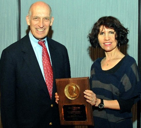 Leslie Benet receives the Oscar B. Hunter Memorial Award in Therapeutics