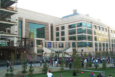 UCSF celebrated the official opening of its first research building at the Mission Bay campus, Genentech Hall, in October 2003.