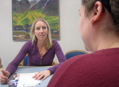 Judith Prochaska speaks with one of her patients