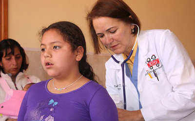 Rosa Ten, MD, examines a young patient at Publiclínico Parroquial Belén