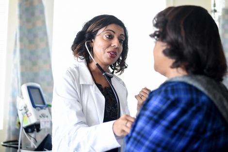 Monica Gandhi examines a patient at Ward 86