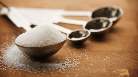 sugar in measuring spoons