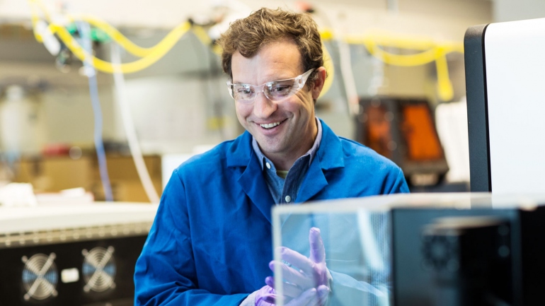 Zev Gartner smiles in his lab