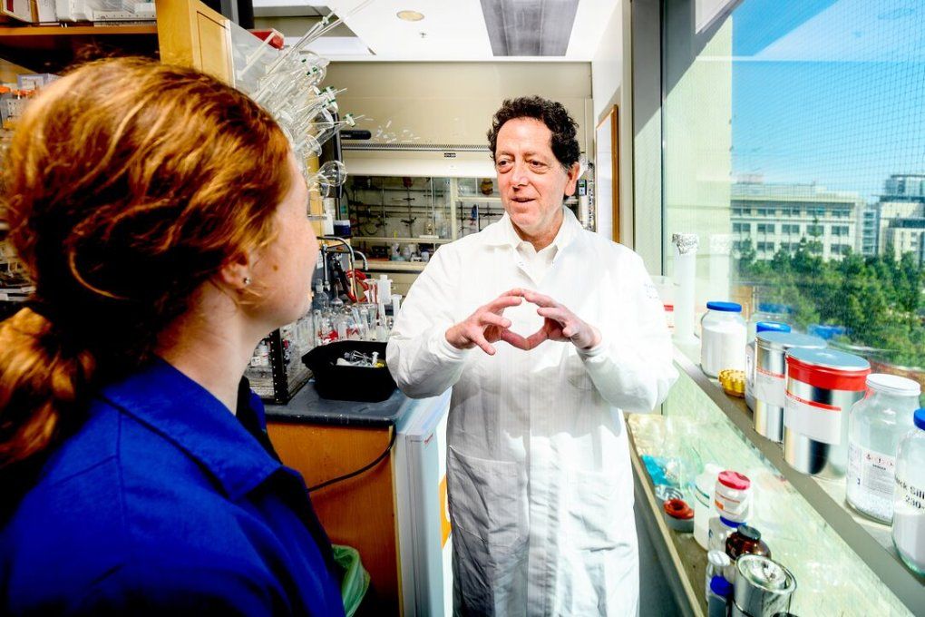 UCSF chemist Kevan Shokat speaks with graduate student Megan Moore