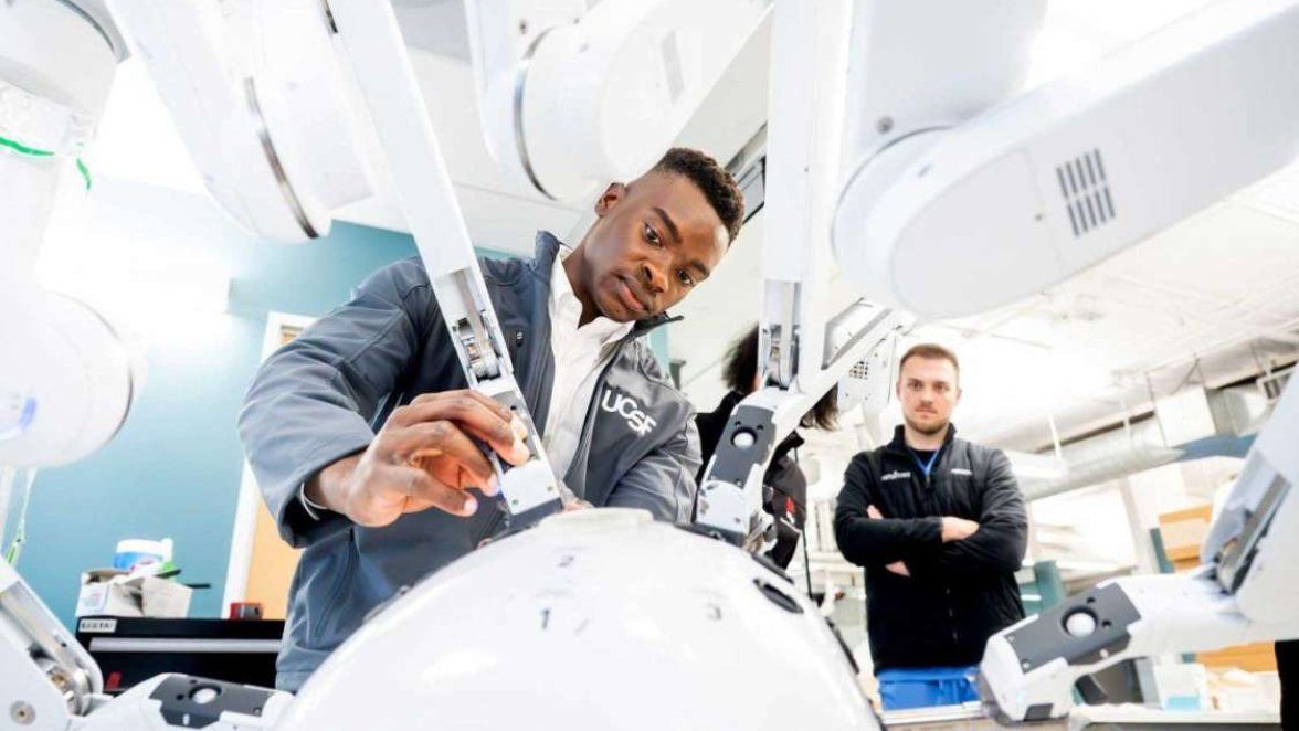 Students evaluate robotic surgery equipment.