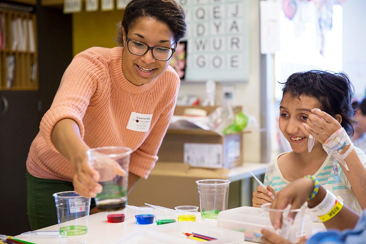 UCSF PhD student Breanna Allen leads an experiment with kids at UCSF Benioff Children’s Hospital San Francisco
