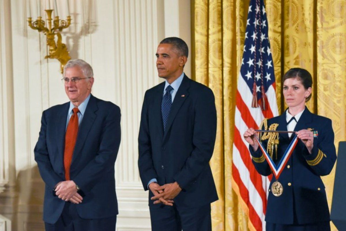 President Obama giving medal to Bruce Alberts