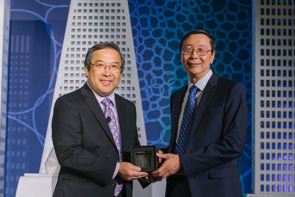 Brian Komoto (left) presents the Alumni Mentor Award to Denis Kitayama (right). Image by Sonya Yruel