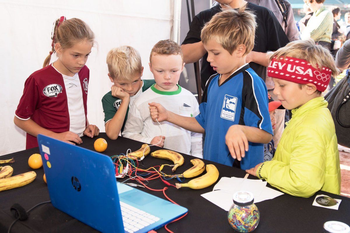 A group of kids making a Banana Fruit battery