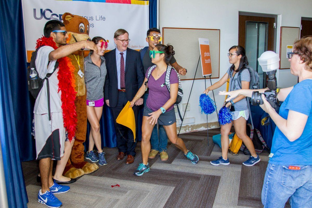 Students gather around Chancellor Sam Hawgood and the UC Bear mascot for a fun photo at the 2015 Chancellor's Reception and New Student Orientation