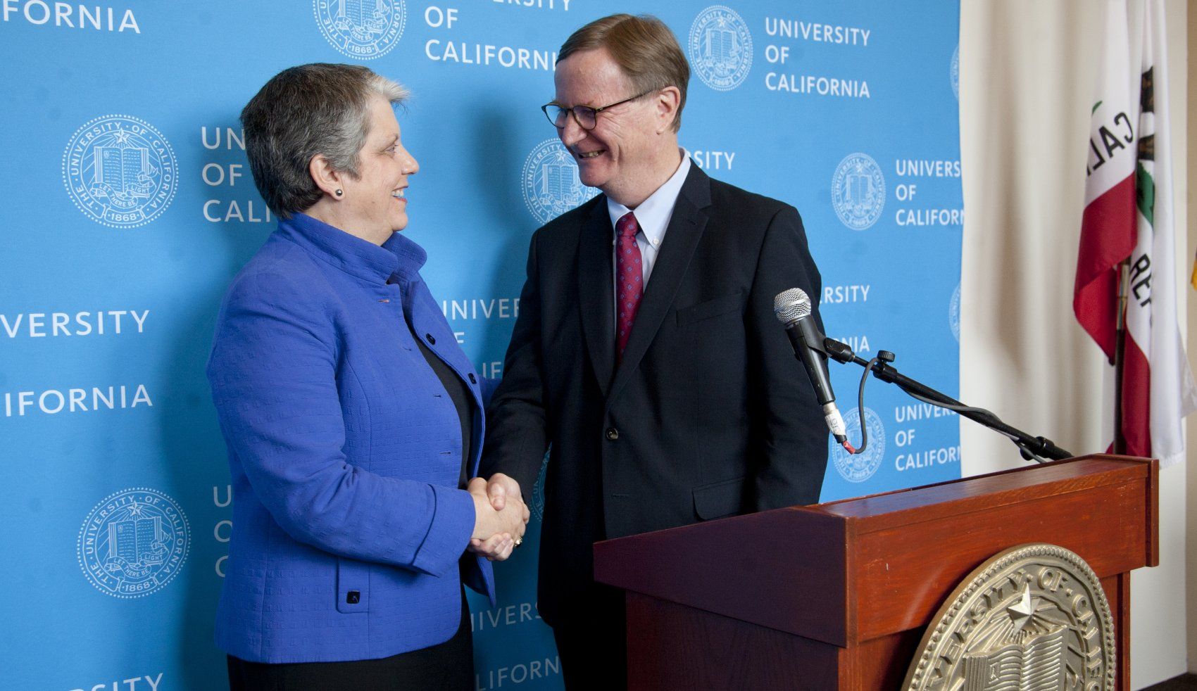 Sam Hawgood shakes hand of Janet Napolitano