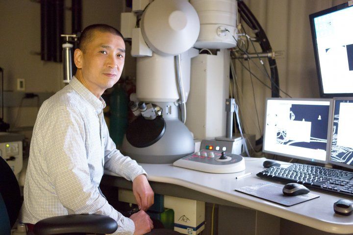 portrait of Yifan Cheng in his lab
