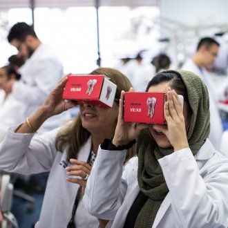 Two School of Dentistry students use VR to learn more about anatomy