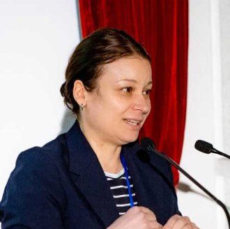 Raluca Sfetcu speaking at a conference.