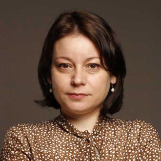 Raluca Sfetcu speaking at a conference.