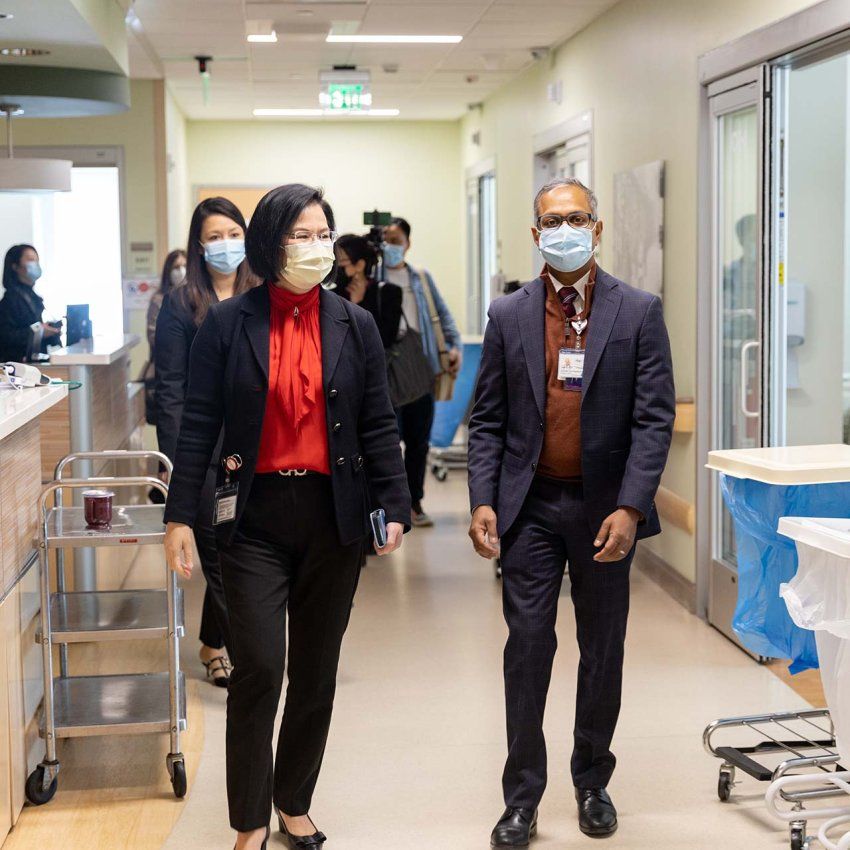 The two hospital CEOs tour an ICU