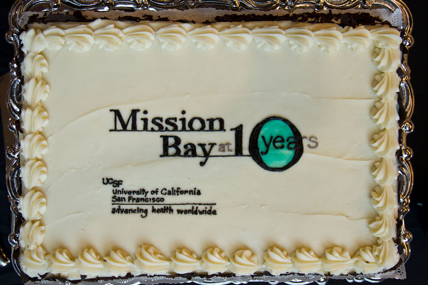 Cake ingraved with "Mission Bay at 10 years. University of California San Francisco. Advancing health worldwide".